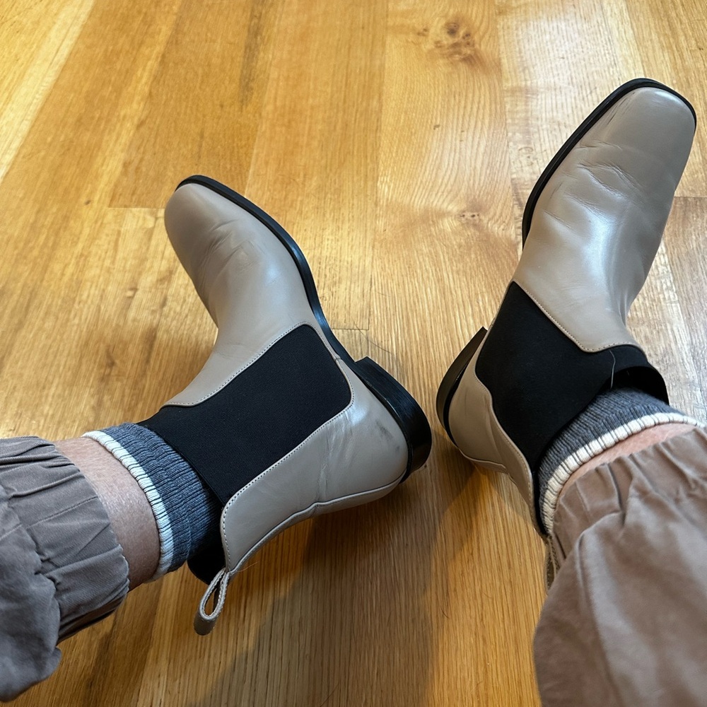 Everlane Two-Tone Chelsea Boots - Picture 10 of 10